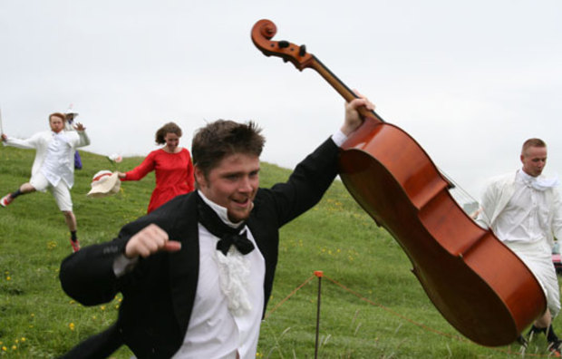 Person med cello. Foto.
