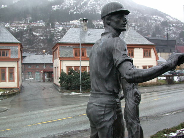 Statue av industriarbeider. Foto.