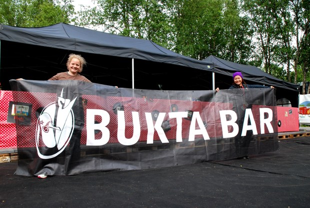 To personar held eit banner: "Bukta bar"