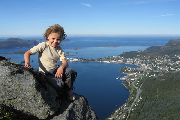 Barn framfor utsikt over ulsteinvik. Foto.