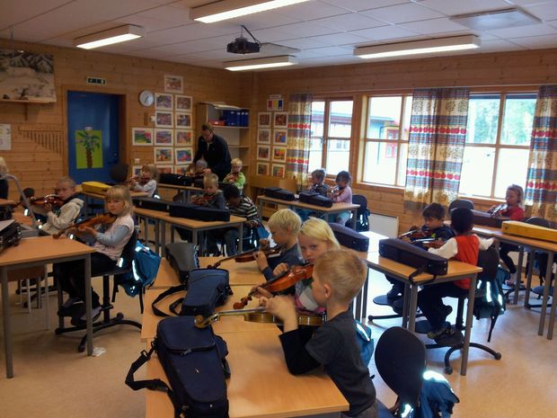 Seks- og sjuåringane i Nome lærer å spele fiolin på skulen. (Foto: Nome kulturskole)