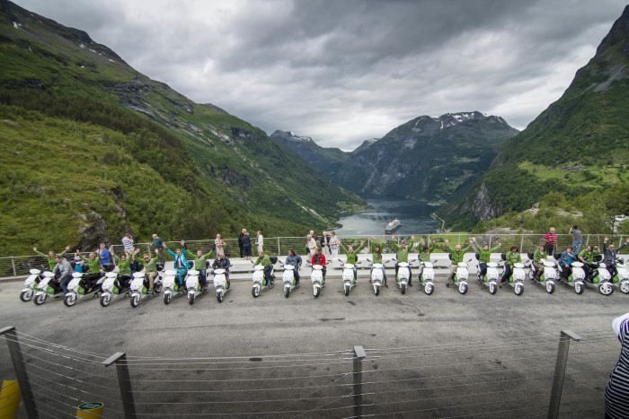 Grøn Fjord inneber mellom anna elektriske scooterar til innbyggarar, tilsette og bedriftseigarar i verdsarvbygda Geiranger. (Foto: Frank Stenersen)
