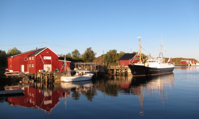 Havet er en viktig ferdselsåre for folk på Lurøy – før som nå. (Foto: Halvor Hilmersen/Distriktssenteret)