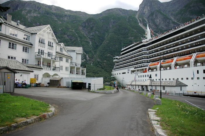 Bilde av hotell og cruiseskip i Eidfjord.