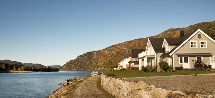 Dei ligg idyllisk til dei nye husa ved Byglandsfjorden, med god tilrettelegging for fine spaserturar ved vatnet. (Foto: Marit S. Kvaale)