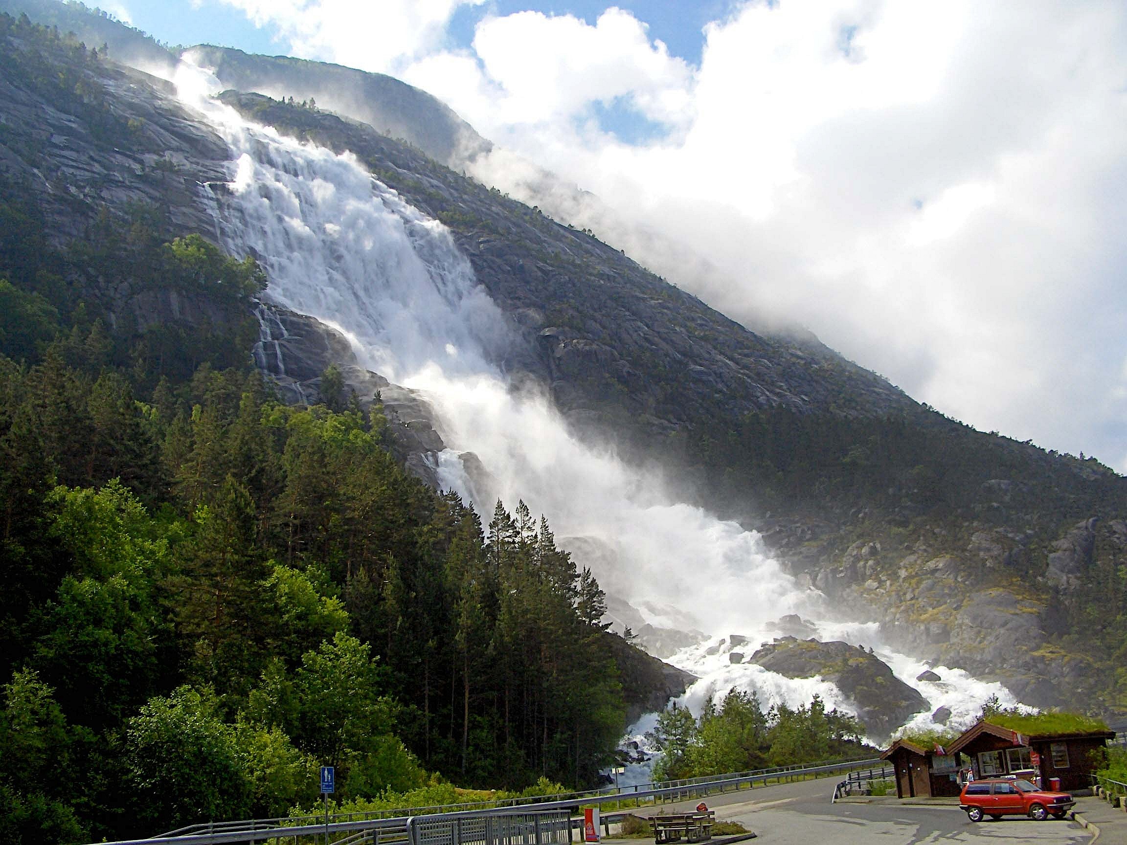 Водопады по высоте в мире. Лангфоссен Норвегия. Водопад Лангфоссен. Водопад Лотефоссен Норвегия. Водопад Лангфоссен в Норвегии просто загляденье.