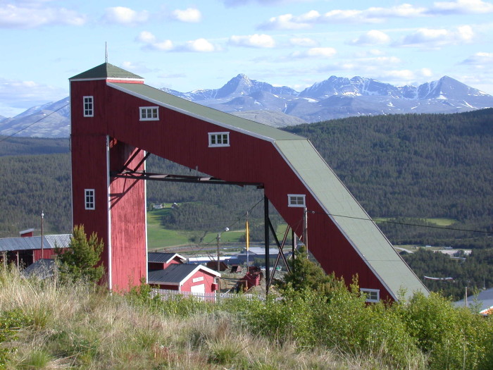 Det gamle gruvetårnet ved Folldal gruver med Rondane i bakgrunnen er et kjent motiv fra Folldal. Foto: Stiftelsen Folldal Gruver 