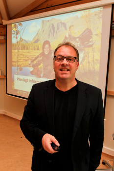 Alf Tore Meling foran lerret med presentasjon på. Foto.