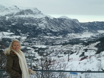 Bilete av ei dame foran fjell i Hemsedal.
