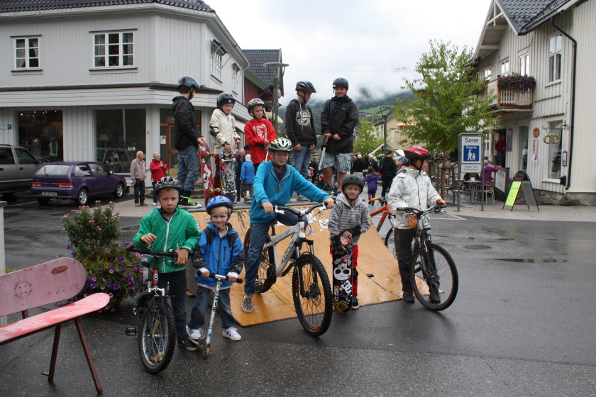 Ungar med syklar på sykkelrampe i Ringebu sentrum. Foto.