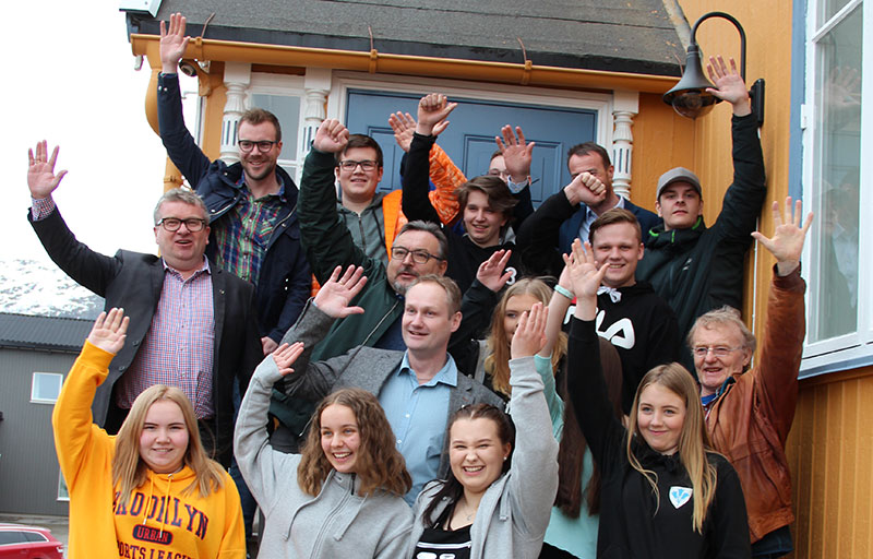 Ungdommer og ordførere i Nord-Troms på en trapp. Foto.
