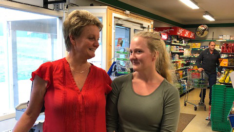 To kvinner i et butikklokale. Foto.