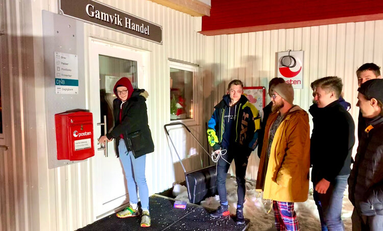 Ungdommene i Gamvik får bruke butikk-lokalene som samlingssted om kvelden.