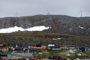 Vindmøller og bolighus i Kjøllefjord