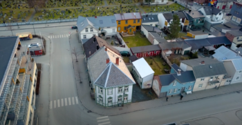 Dronebilde fra et av de best bevarte kvartalene i Levanger. Vi ser flere trehus med bakgårder
