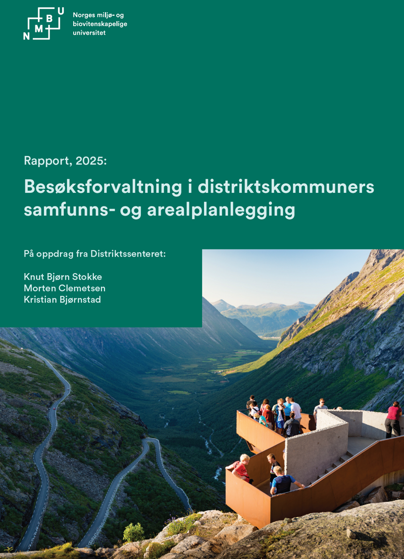 Forsidebilde til rapporten: Besøksforvaltning i distriktskommuners samfunns- og arealplanlegging. Grønn bakgrunnsfarge med hvit tekst. Bilde av mange personer som står på en oransje utkikkspost som ser ut over en dal med svingete veier og med fjell på begge sider.