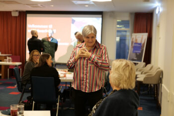 Engasjert, lyttende dame